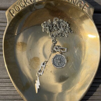 Sister hook chain with 2 charms : Silver compass with no enemal / silver thunderbolt